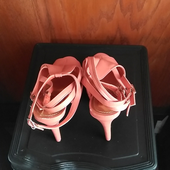 Women Shoes - Picture 2 of 9